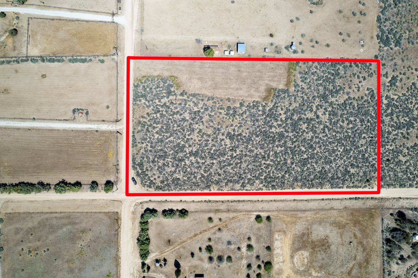 Straight-down aerial of the same parcel with its boundary drawn