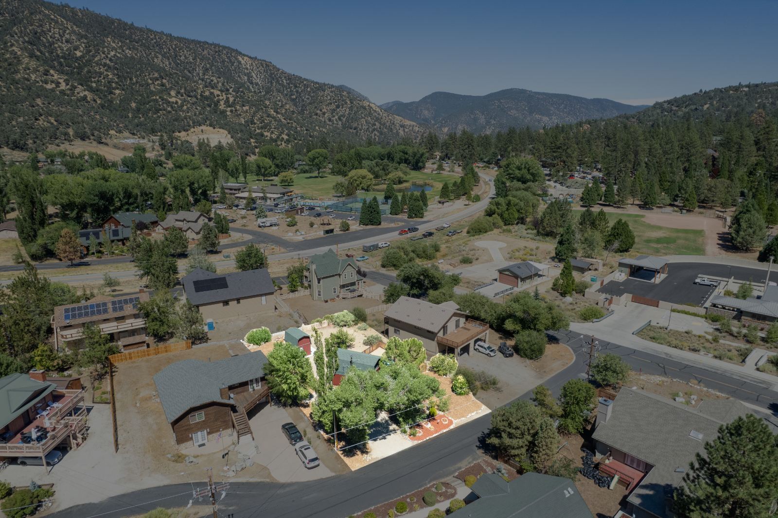 Wider aerial placing the Oakwood lot against the golf course and ridgeline